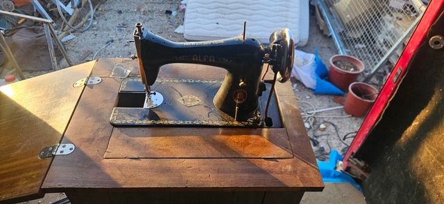 Máquina coser Alfa con mueble