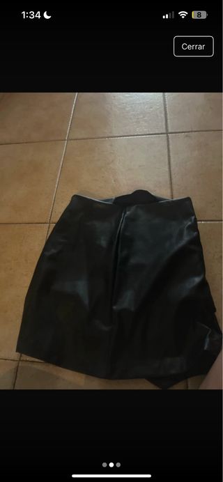 Falda negra cuero sintético