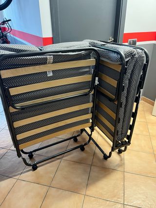 2 Camas Plegables 180cm 
40€ cada una 