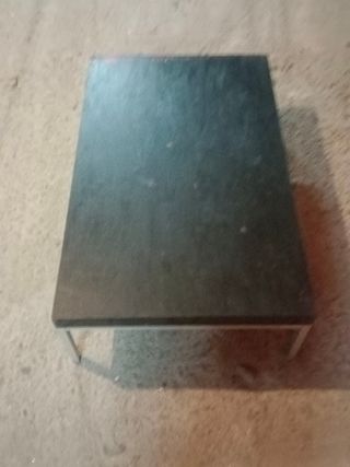 Mesa baja metal y madera.