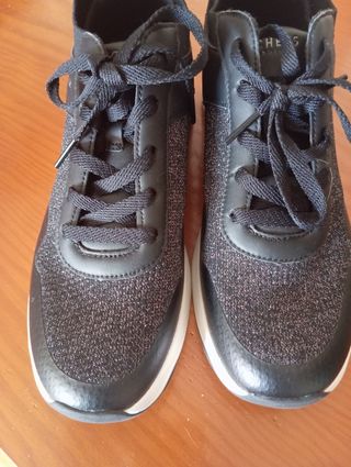 Zapatillas Skechers negras
PUESTAS una vez 