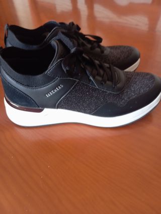 Zapatillas Skechers negras
PUESTAS una vez 