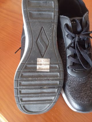 Zapatillas Skechers negras
PUESTAS una vez 
