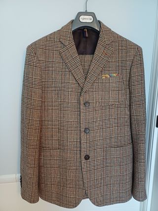 Ult. Dias- Traje moderno Cardenal Marrón Talla 48