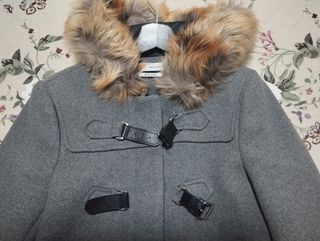 Abrigo gris mujer capucha pelo