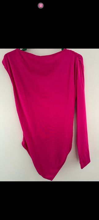 Top fucsia asimétrico