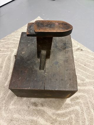 Limpiazapatos antiguo de madera