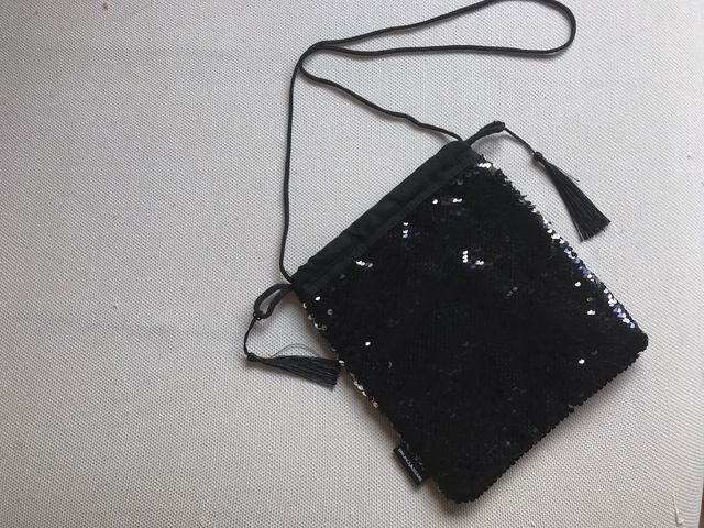 Bolso negro lentejuelas fiesta. Medidas 24x22cm
