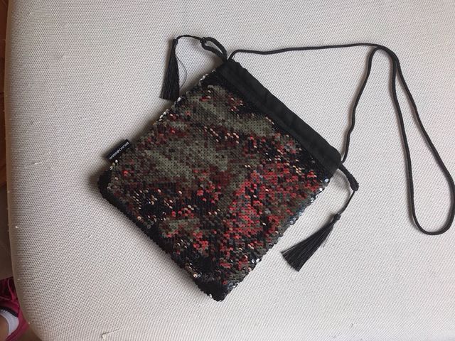 Bolso negro lentejuelas fiesta. Medidas 24x22cm