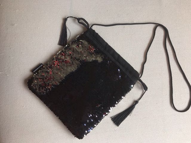 Bolso negro lentejuelas fiesta. Medidas 24x22cm