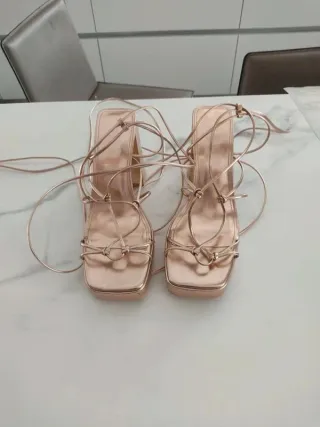Tacones dorados H&M