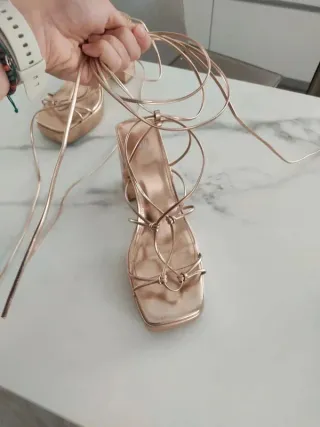 Tacones dorados H&M