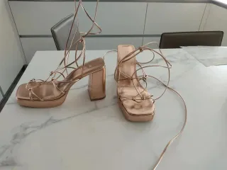 Tacones dorados H&M