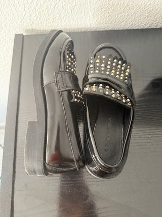Mocasines Stradivarius negros con tachuelas