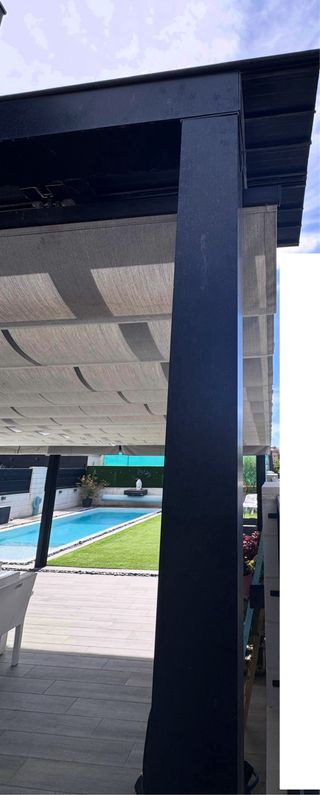 Pergola da esterno in alluminio nero e tessuto grigio