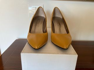 zapatos de piel, tipo salón, color mostaza nº35 