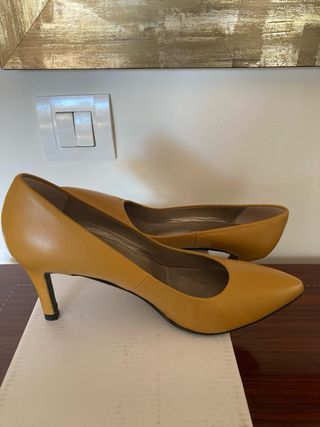 zapatos de piel, tipo salón, color mostaza nº35 