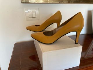 zapatos de piel, tipo salón, color mostaza nº35 