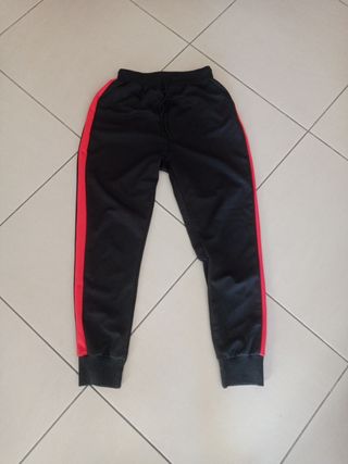 Pantalones deportivos negros con rayas rojas