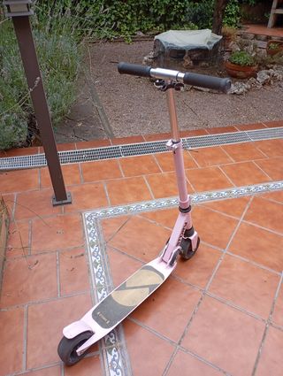 Patinete rosa niña
Plegable
Con pata de cabra