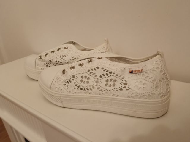 Zapatillas blancas de encaje