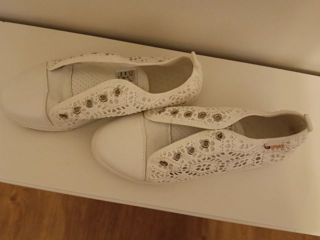 Zapatillas blancas de encaje