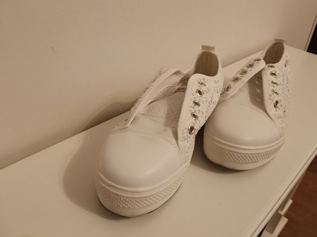 Zapatillas blancas de encaje