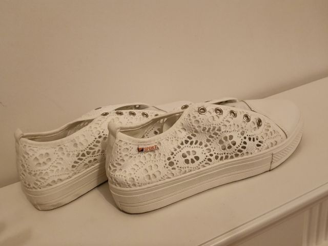 Zapatillas blancas de encaje