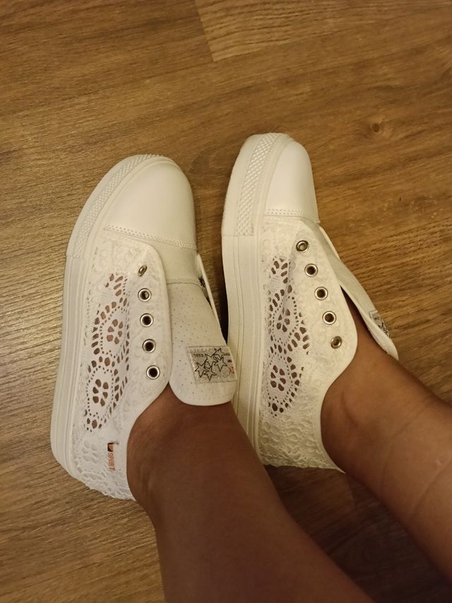 Zapatillas blancas de encaje
