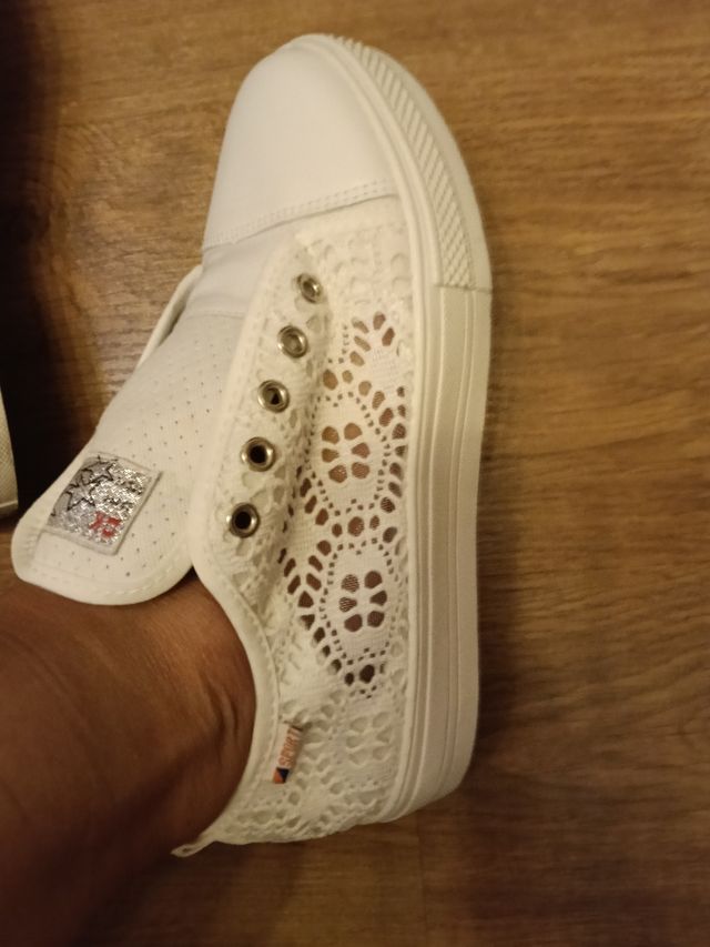 Zapatillas blancas de encaje