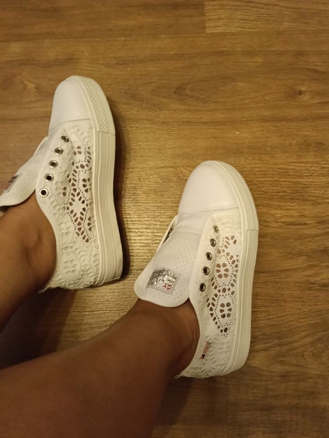 Zapatillas blancas de encaje