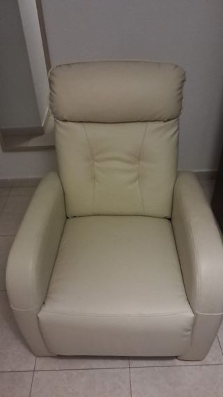 Sillón reclinable beige piel sintética