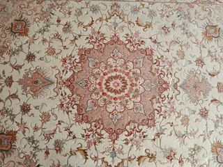 Tappeto persiano in lana e seta. Annodato a mano