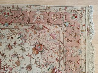 Tappeto persiano in lana e seta. Annodato a mano