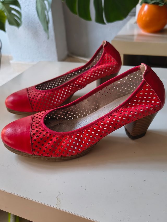 Zapatos rojos calados tacón bajo