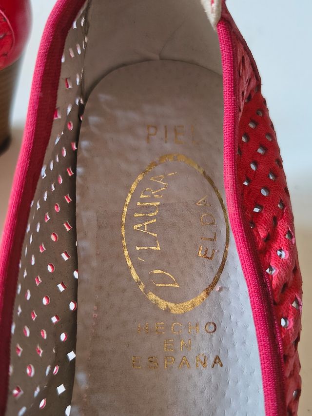 Zapatos rojos calados tacón bajo