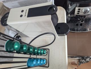 Cafetera cápsulas Nespresso + soporte cápsulas