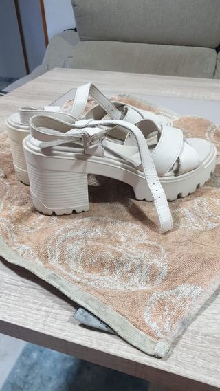 Sandalias Mustang blancas tacón