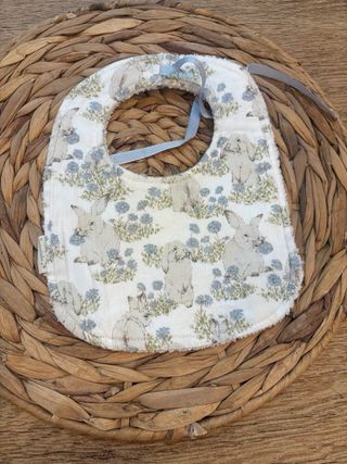 Cubrepañal y babero Bebé firma Turulate (handmade)