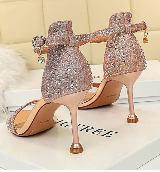 Sandalias doradas brillantes