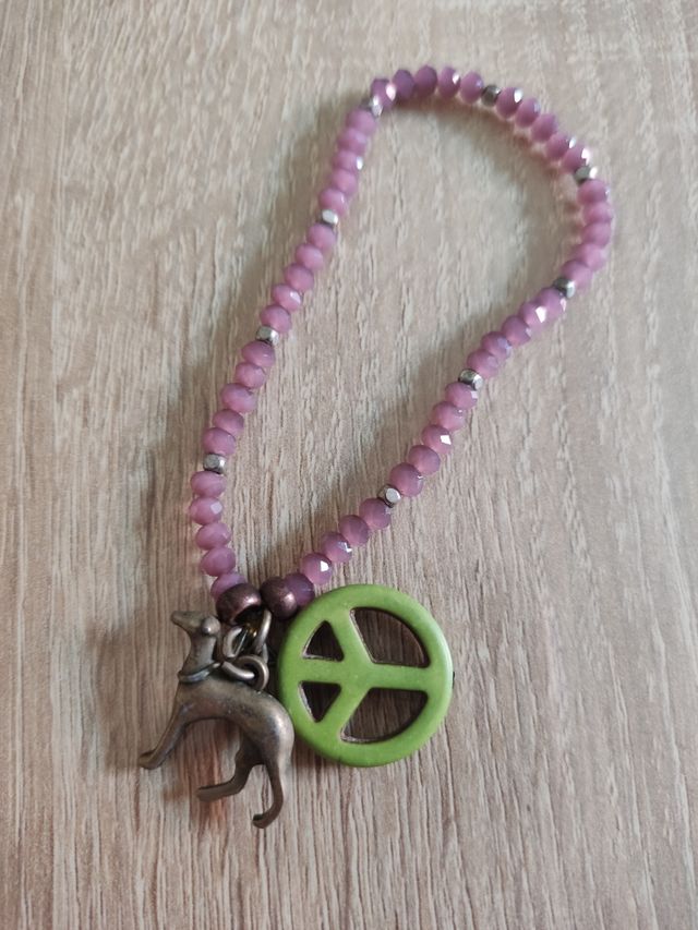 Pulsera cuentas moradas.
