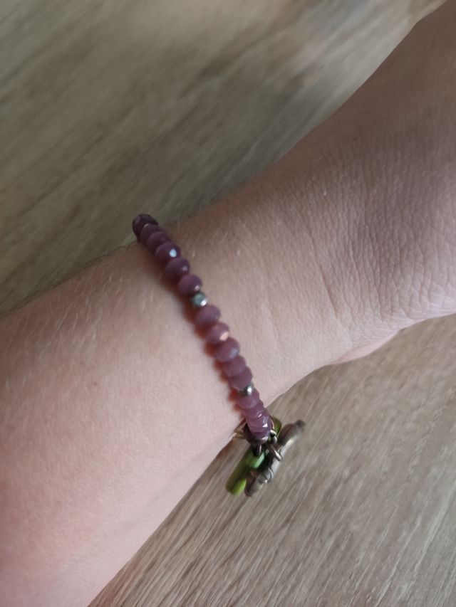 Pulsera cuentas moradas.