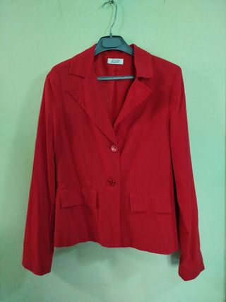 Chaqueta roja mujer. Tela entretiempo.
