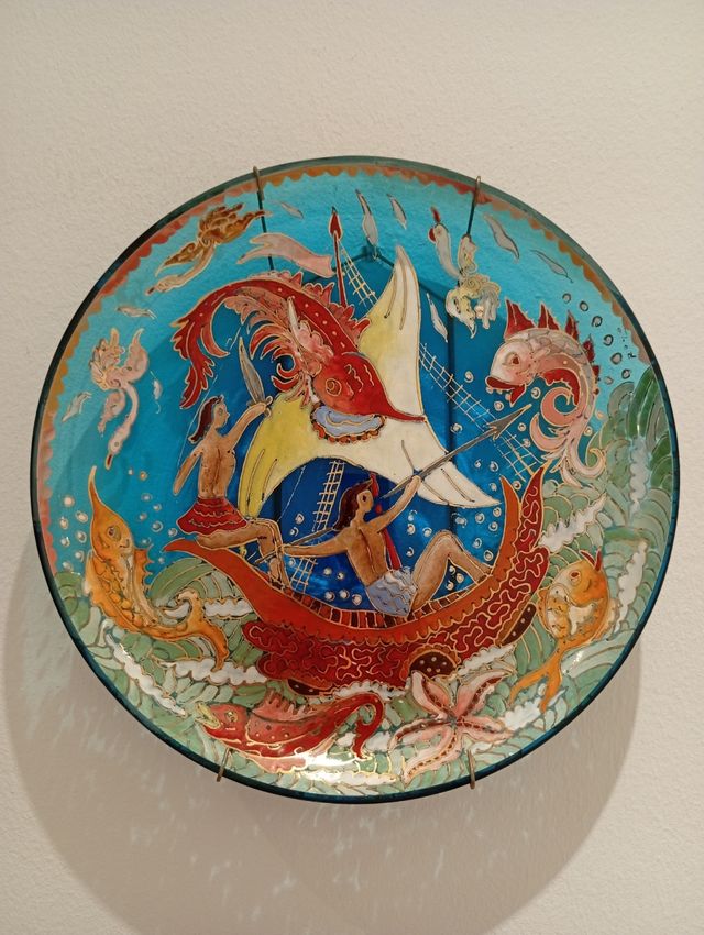 2 platos de vidrio, esmaltado y dorado