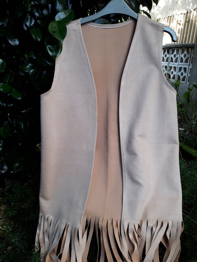 Chaleco ante beige flecos
