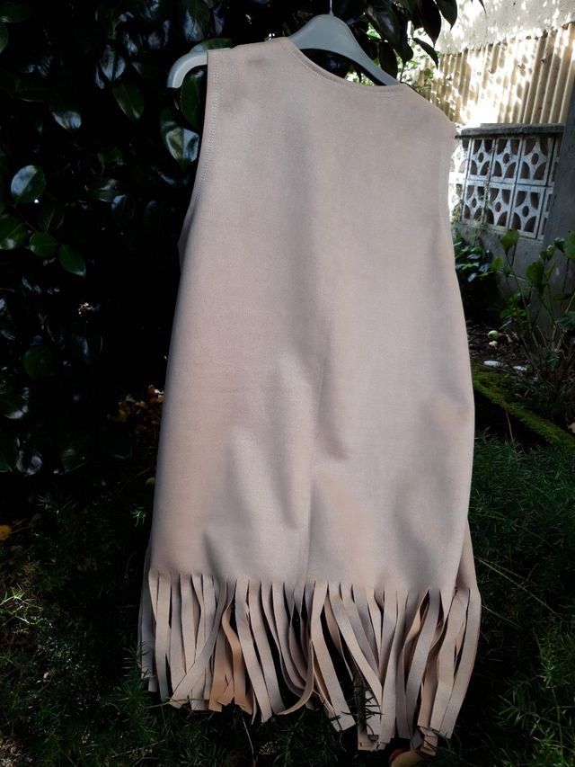 Chaleco ante beige flecos