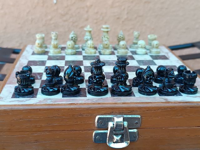 Ajedrez de piedra para viaje figuras artísticas