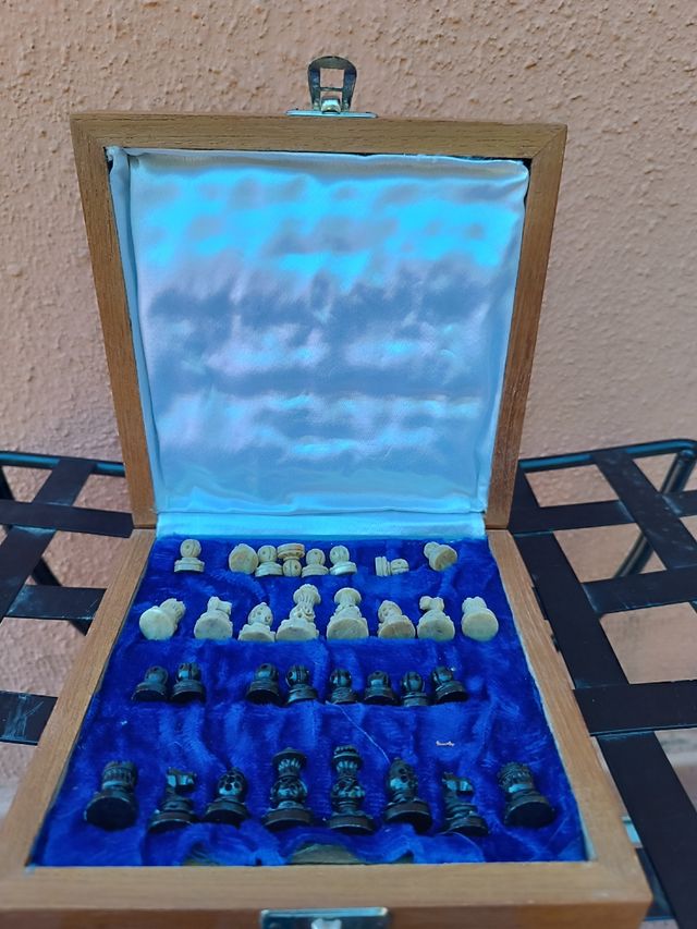 Ajedrez de piedra para viaje figuras artísticas