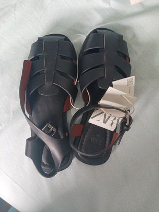 Sandalias Zara negras planas número 33