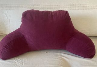 Cojín lectura terciopelo morado